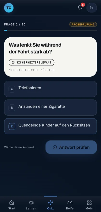 TheorieCoach-Quiz mit weißem Frage-Schild